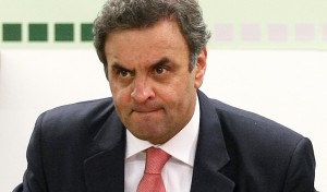 BRASÍLIA, DF, 17.04.2013: PROMESSÔMETRO/DEM – O presidente e do líder do DEM na Câmara, senador José Agripino Maia (DEM-RN), o senador Aécio Neves (PSDB-MG) e o deputado Ronaldo Caiado (DEM-GO), durante apresentação do “promessômetro”, com um levantamento mostrando que o governo de Dilma Rousseff não entregou 74% das promessas previstas para 2011 e 2012. (Foto: Pedro Ladeira /Folhapress)