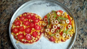 uma de milho com tomate cereja e outra de milho com sortido de pimentões e azeitona